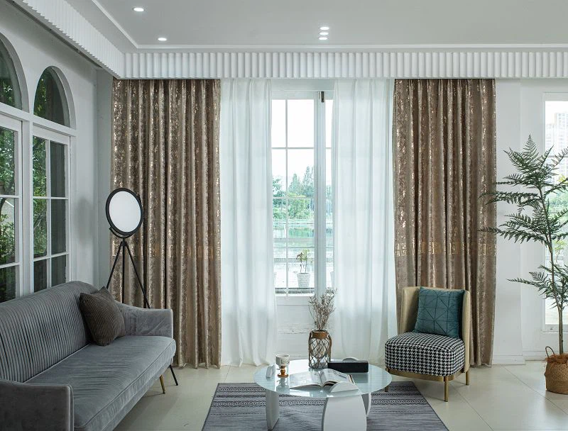 Holandský zamatový záves so vzorom peria a zlatou fóliou
